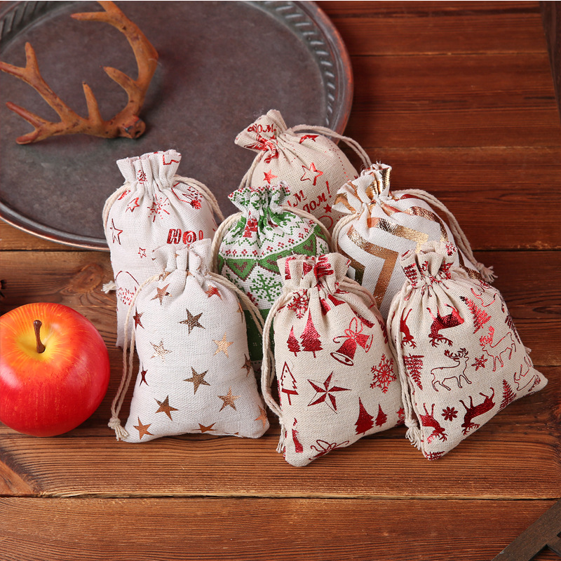 跨境专供圣诞节日礼品袋烫金抽绳束口包装袋糖果礼物袋现货批发