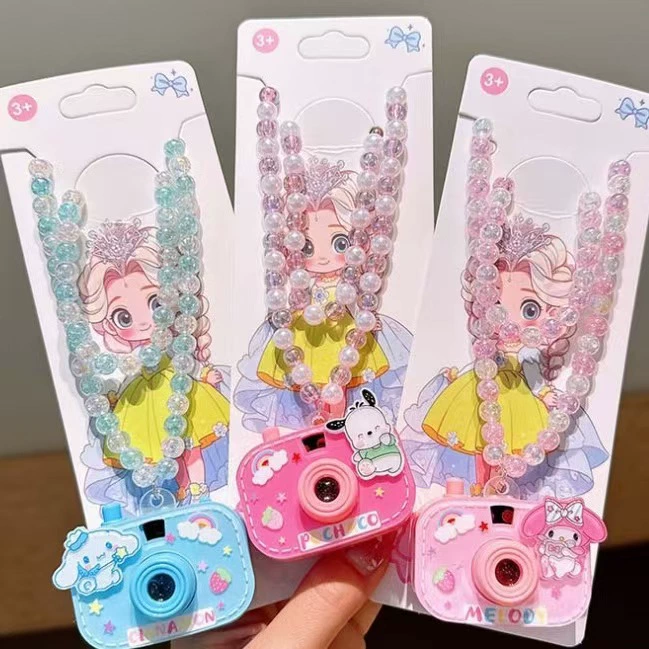 Сарказм? лат? Не. Переведу: Карманное ожерелье? "Cartoon small necklace, camera, cute children's toy, Birthday gift" -> Карнавальное маленькое ожерелье? держу: мультяшное маленькое ожерелье, камера, милая детская игрушка, подарок на день рождения