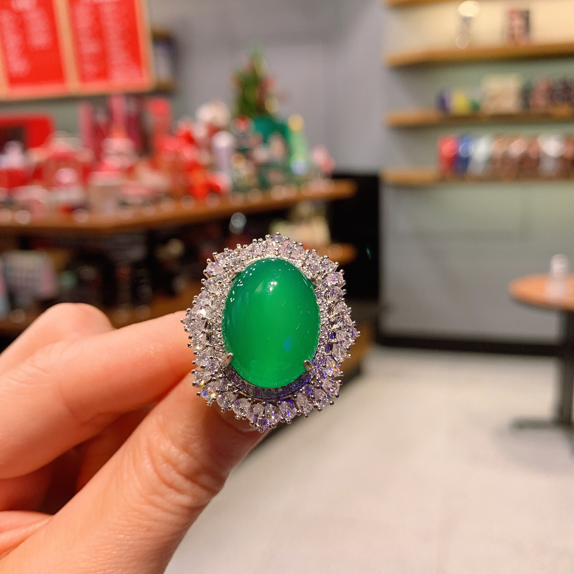 Zhuang Sheng joyería Venta caliente en forma de Dan verde Calcedonia superficie llana completo diamante con incrustaciones anillo colgante traje principal piedra 15*20