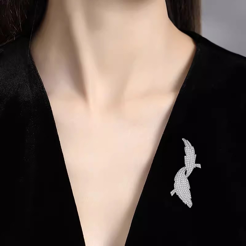 新しいブローチの高級な女性の精巧な個性の葉の胸の花の小さい大衆のデザイン感は光のピンの高級感の装飾を防ぎます。|undefined