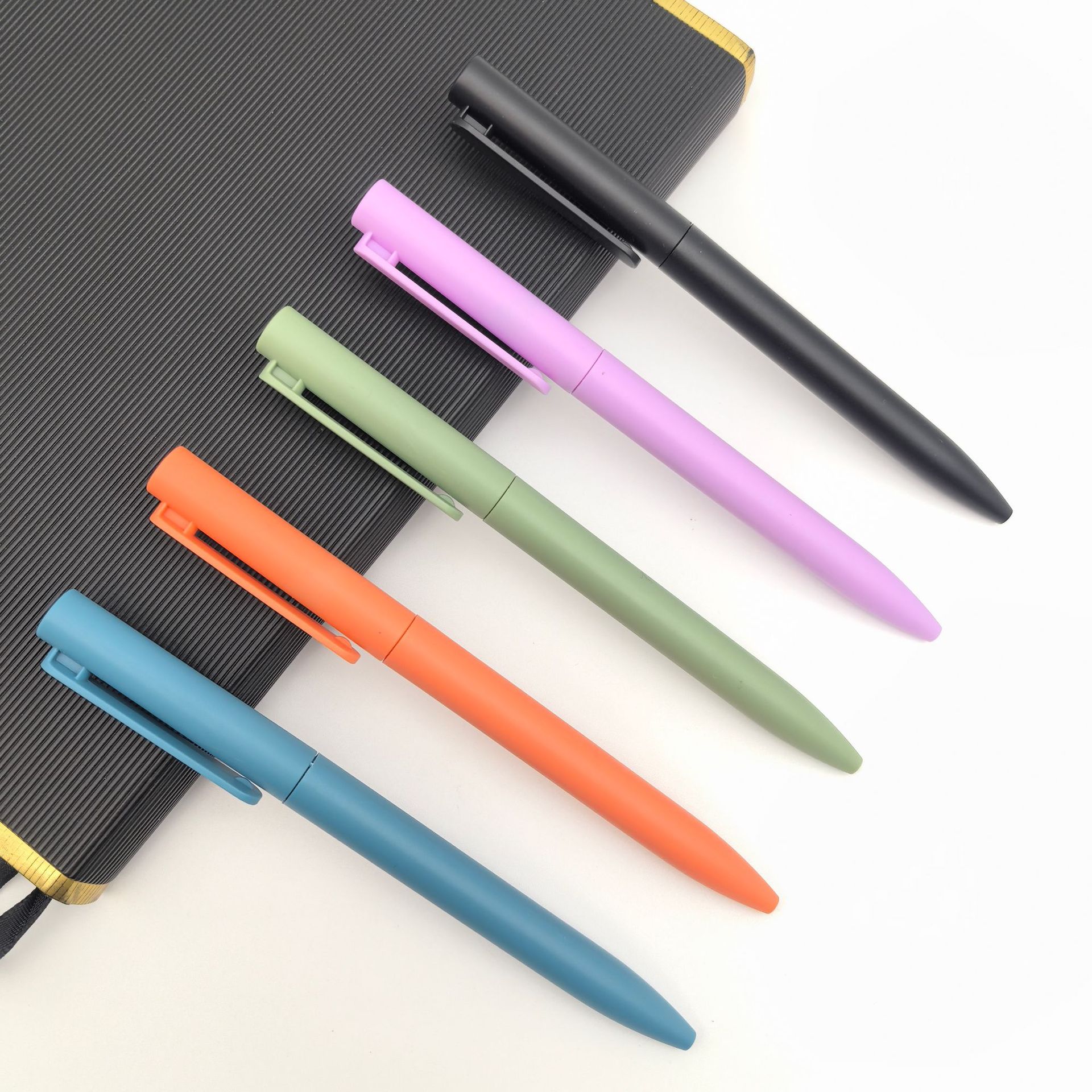 Bolígrafo giratorio de plástico de venta caliente transfronterizo, bolígrafo publicitario de varilla esmerilada, bolígrafo de hotel de color, logotipo personalizado, regalo