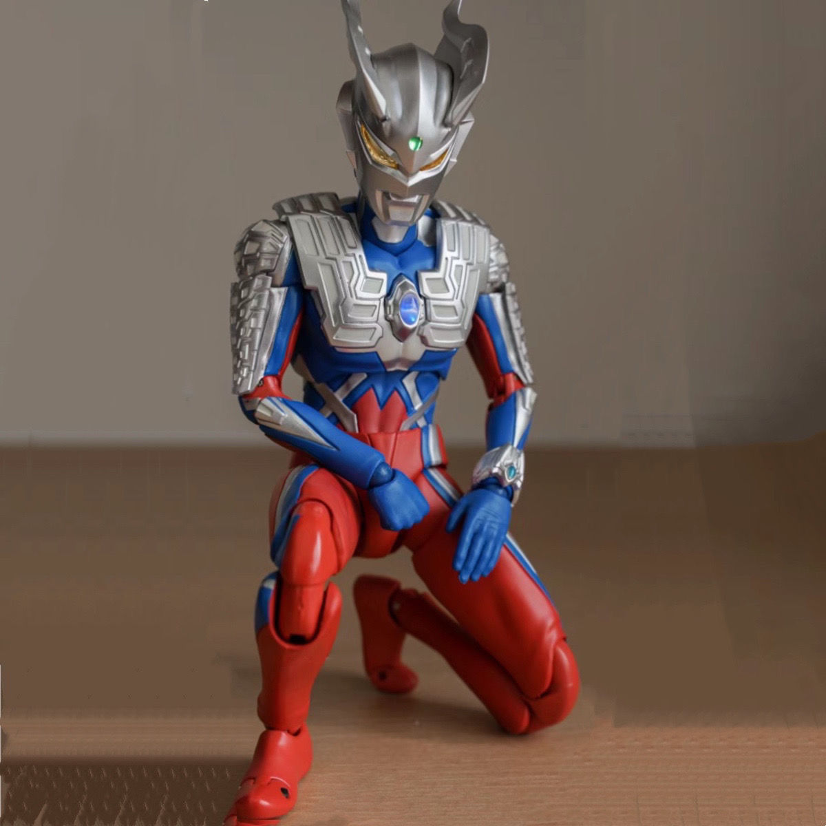 SHF究極サイロゴールドサイロ超可動ウルトラマンZEROフィギュア 