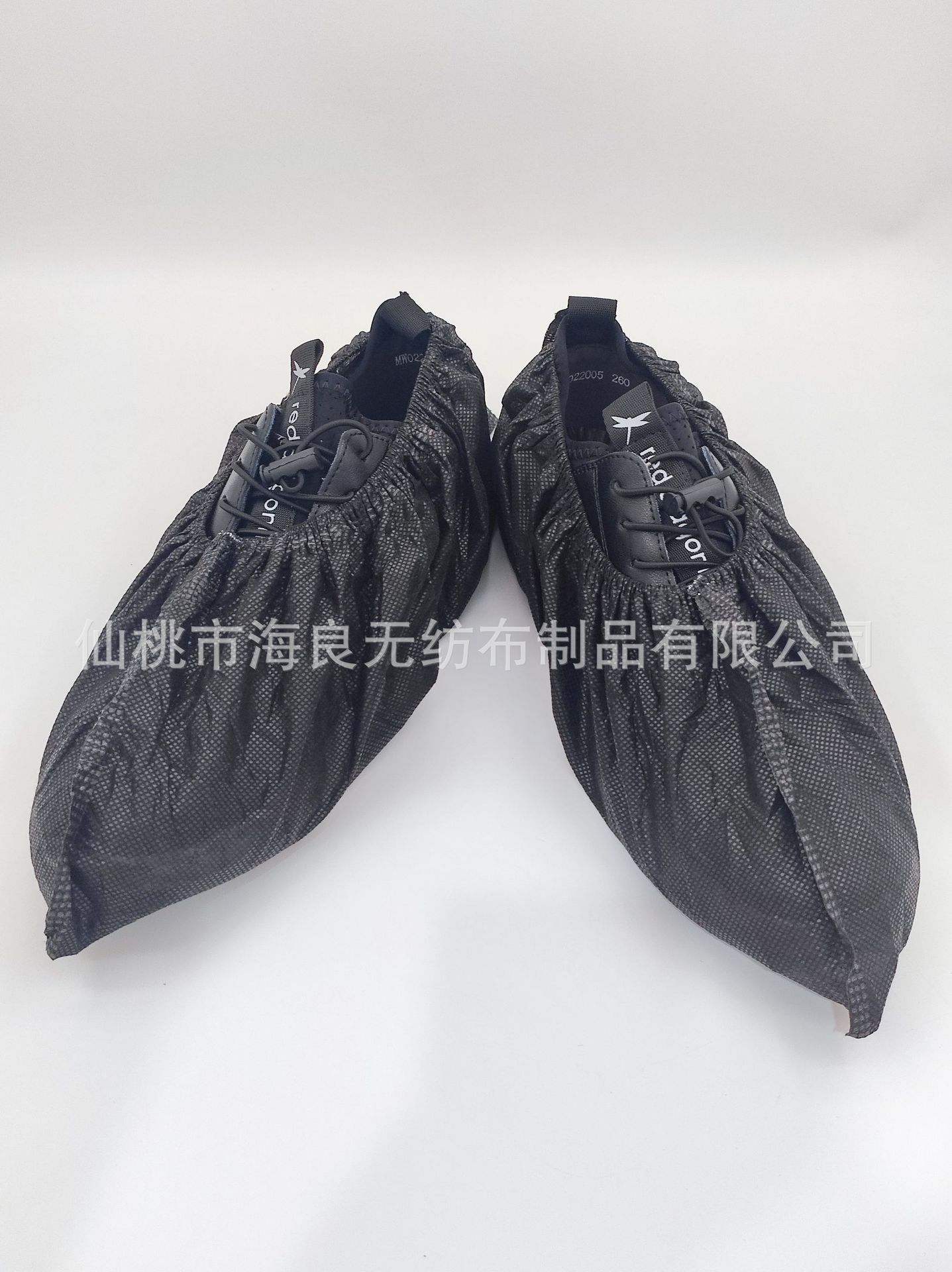 Cubierta de zapato antideslizante no tejida desechable al por mayor a prueba de polvo transpirable engrosada cubierta de zapato no tejida cubierta de zapato impresa en negro