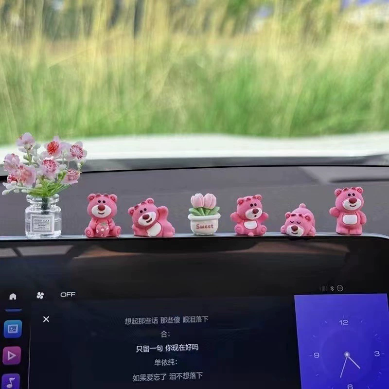 Симпатичный клубничный медведь средний экран управления распаковать куклу внутри автомобиля украшения 2024 новый сетка красный декоративный автомобиль украшения