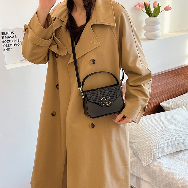 Liten firkantet bag 2024 tidlig på våren ny stil skulder bærbar crossbody preget stor kapasitet mote fabrikk varer engros utenrikshandel kryss_voghion.com