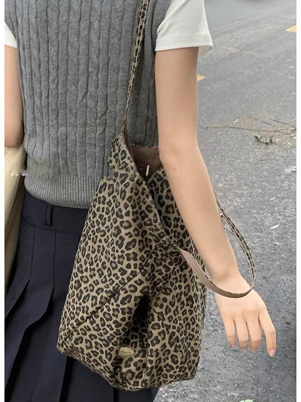 Nuevo diseño de nicho bolso de lona con estampado de leopardo bolso de hombro de doble cara de gran capacidad para mujer bolso de viaje de trabajo de ocio simple