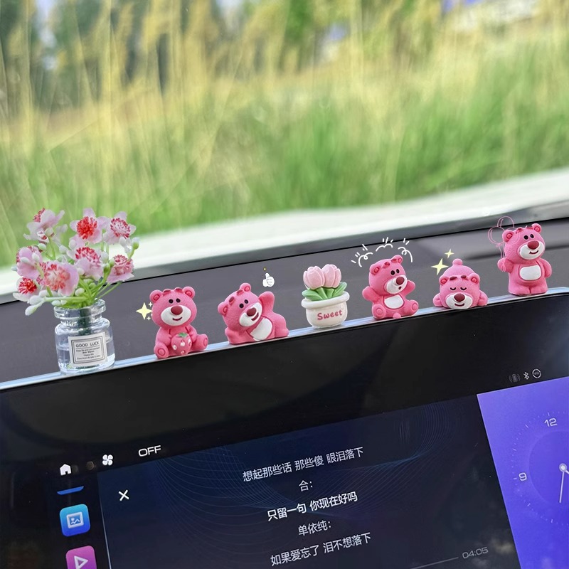 Adornos de coche lindo oso de fresa pantalla de control central descompresión muñeca pequeña accesorios de coche nuevo péndulo de decoración de celebridades de Internet