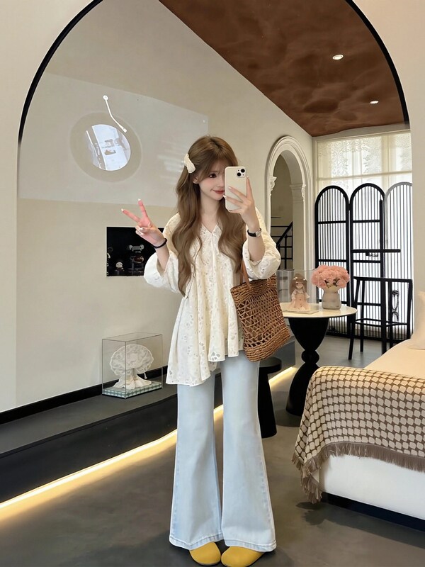 Early Spring Outfit: a Complete Set of High-End Korean-Style French Lace Collar Tops and Jeans, a Unique and Beautiful Set for Women