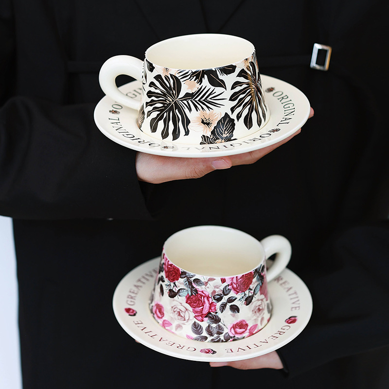 Juego de tazas y platillos de café de estilo antiguo Taza de flores de cerámica pintada a mano Taza de alto valor Té de la tarde Taza con leche Plato