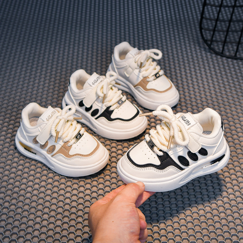 Otoño nueva moda zapatos infantiles, zapatos deportivos de suela suave, zapatos de skate de altura baja, zapatos blancos, zapatos para niños y niñas.