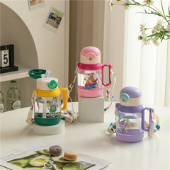 2023新品可愛兒童帶吸管水杯幼兒園背帶水壺小學生帶手柄塑料杯