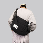 2025夏季新款街头潮流箱包皮具运动挂包纯色涤纶运动挎包电脑挂包