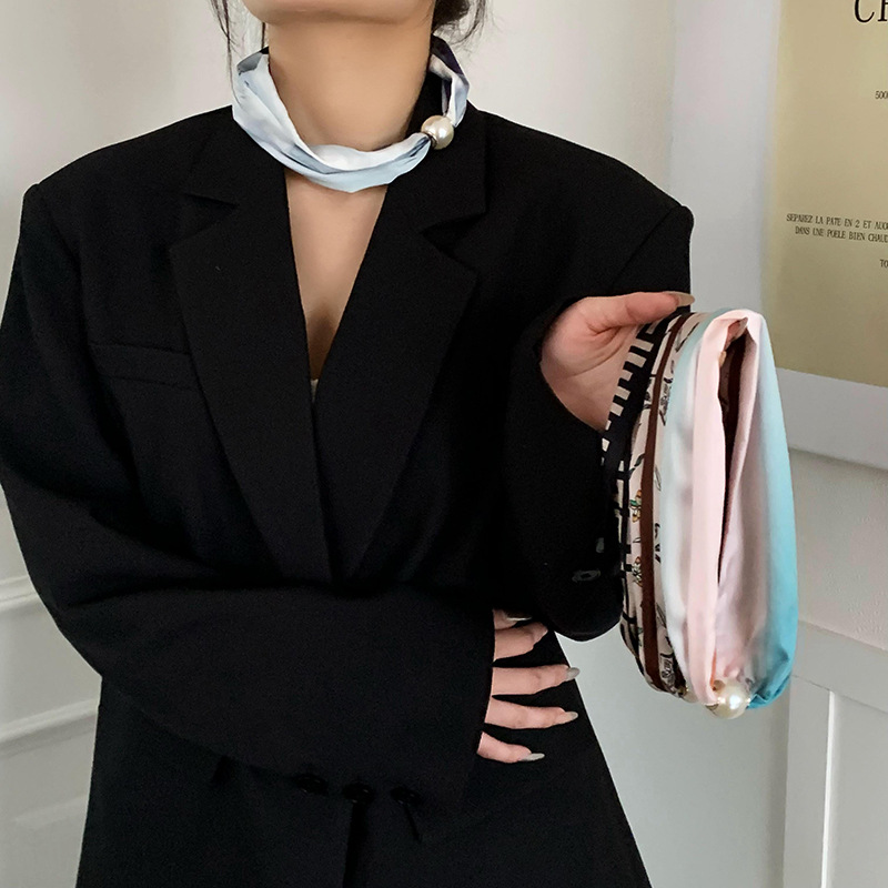 Bufanda de seda para mujer, sentido largo de alta calidad, primavera y verano, nueva versión coreana del collar de perlas de todo fósforo, bufanda de seda con hebilla magnética al por mayor