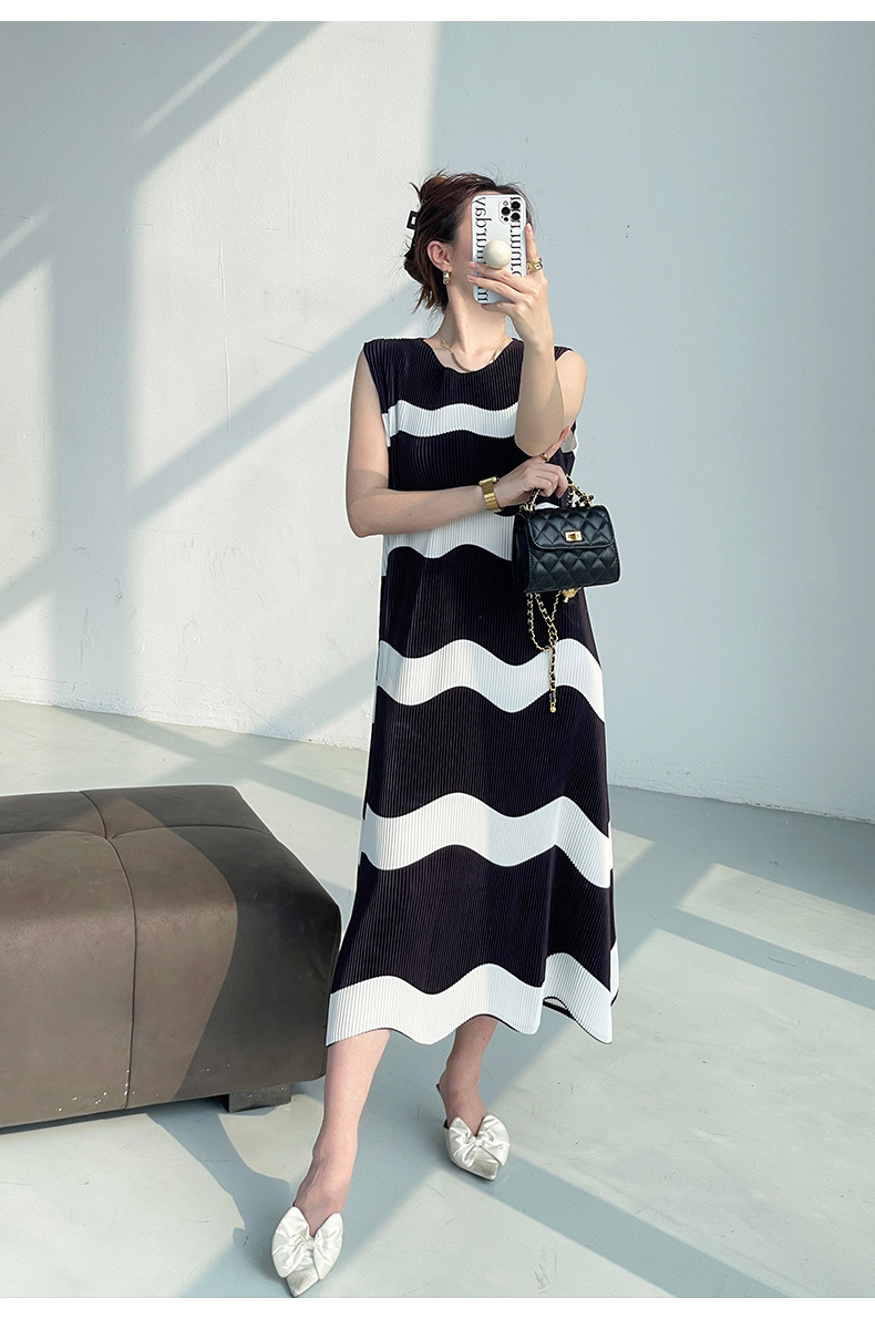 Đầm maxi nữ xếp ly dáng ôm, không tay, họa tiết sọc — Màu đen chi tiết 7