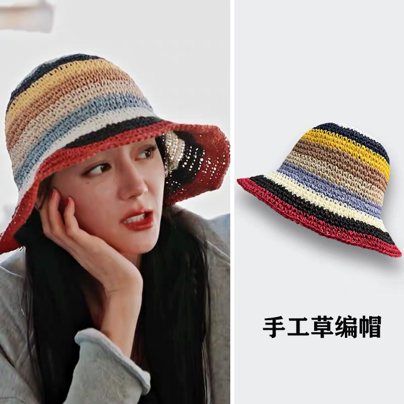 帽子の女性の夏の日よけは顔を遮ります。|undefined