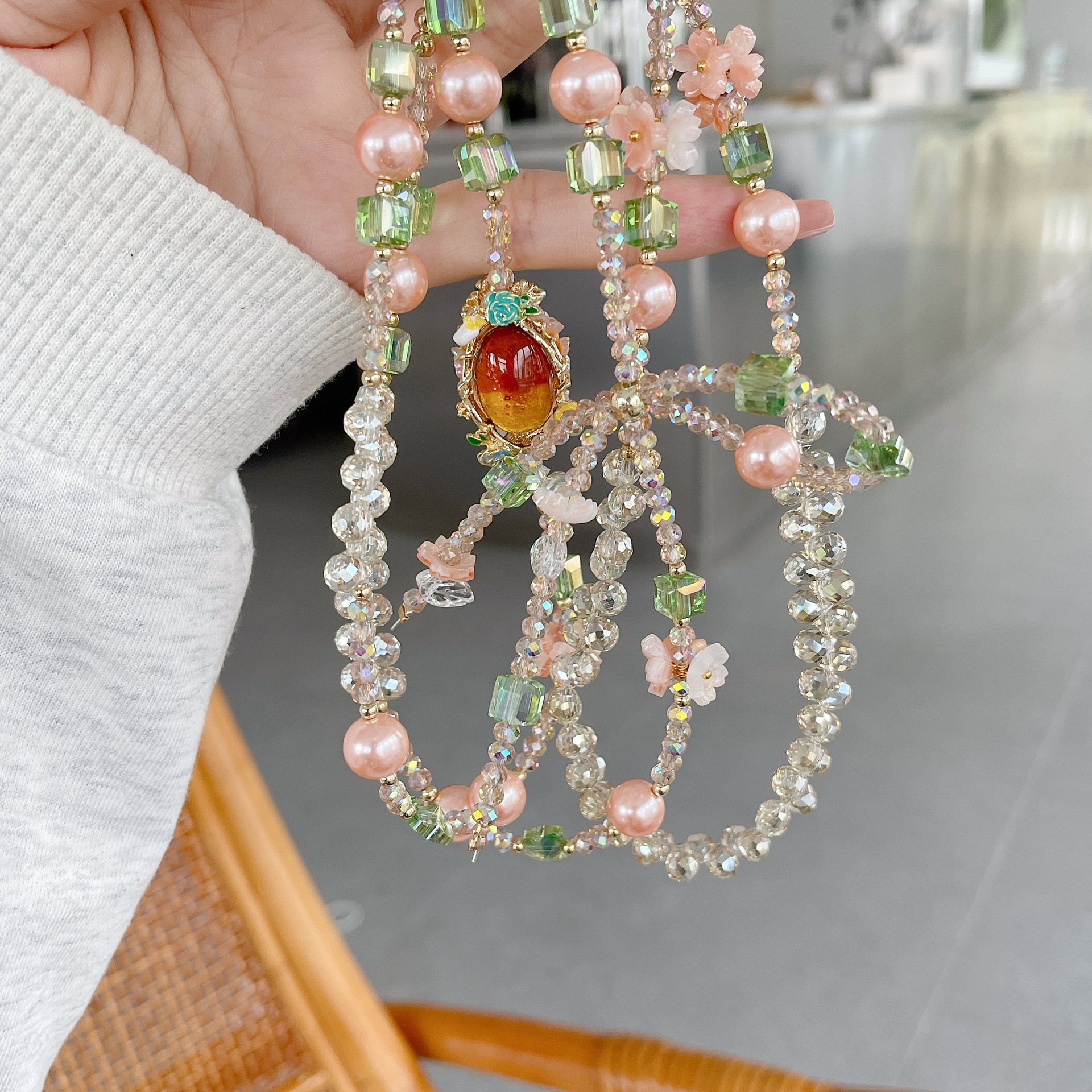 Cadena de teléfono móvil de alta gama hecha a mano boutique, cadena larga de cristal de lago femenino, cordón de teléfono móvil de moda, colgante de mensajero largo