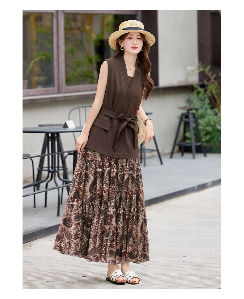 Bộ váy hai mảnh gồm áo vest không tay cổ V và chân váy midi họa tiết hoa, phong cách kỳ nghỉ — màu trắng, màu kaki, màu cà phê chi tiết 23