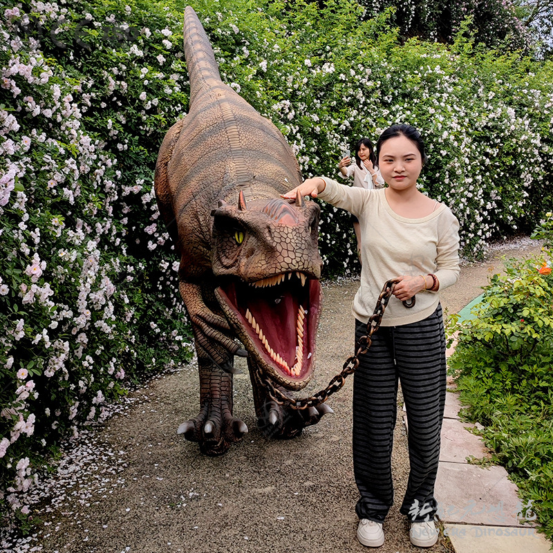 Capa de dinosaurio simulada a gran escala, ropa de dinosaurio vestible para personas reales, exhibición de rendimiento interactivo de calentamiento