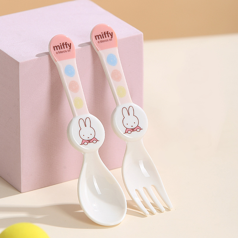 마늘을 곁들인 라이트 핑크 포크와 스푼