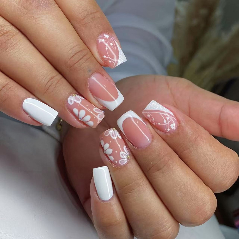 Simple and Beautiful White Flower French Love Line Design Wedding Nail Art Nail Pieces 3D Color Diamond Decoration Nail