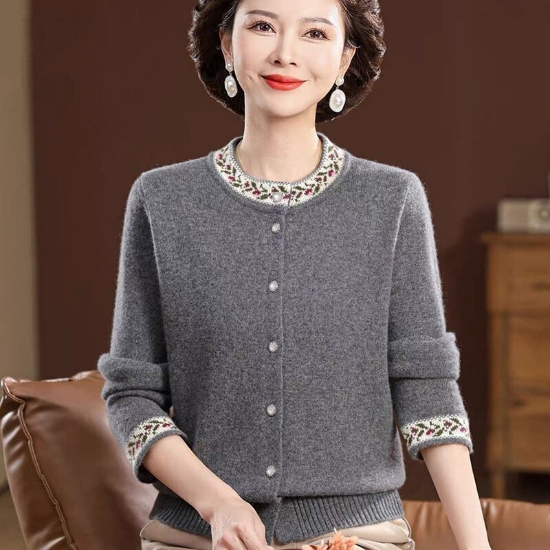 New autumn and winter knitted cardigan for young mothers, plus-size, loose-fitting, stylish, and featuring embroidered details and a round neckline New autumn and winter knitted cardigan for young mothers, plus-size, loose-fitting, stylish, and featuring embroidered details and a round neckline