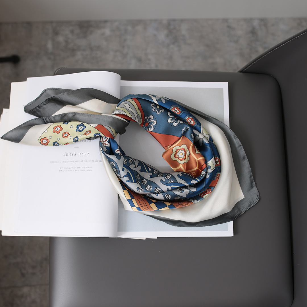 Foulard quadrato in seta da donna elegante e accessorio versatile_voghion.com