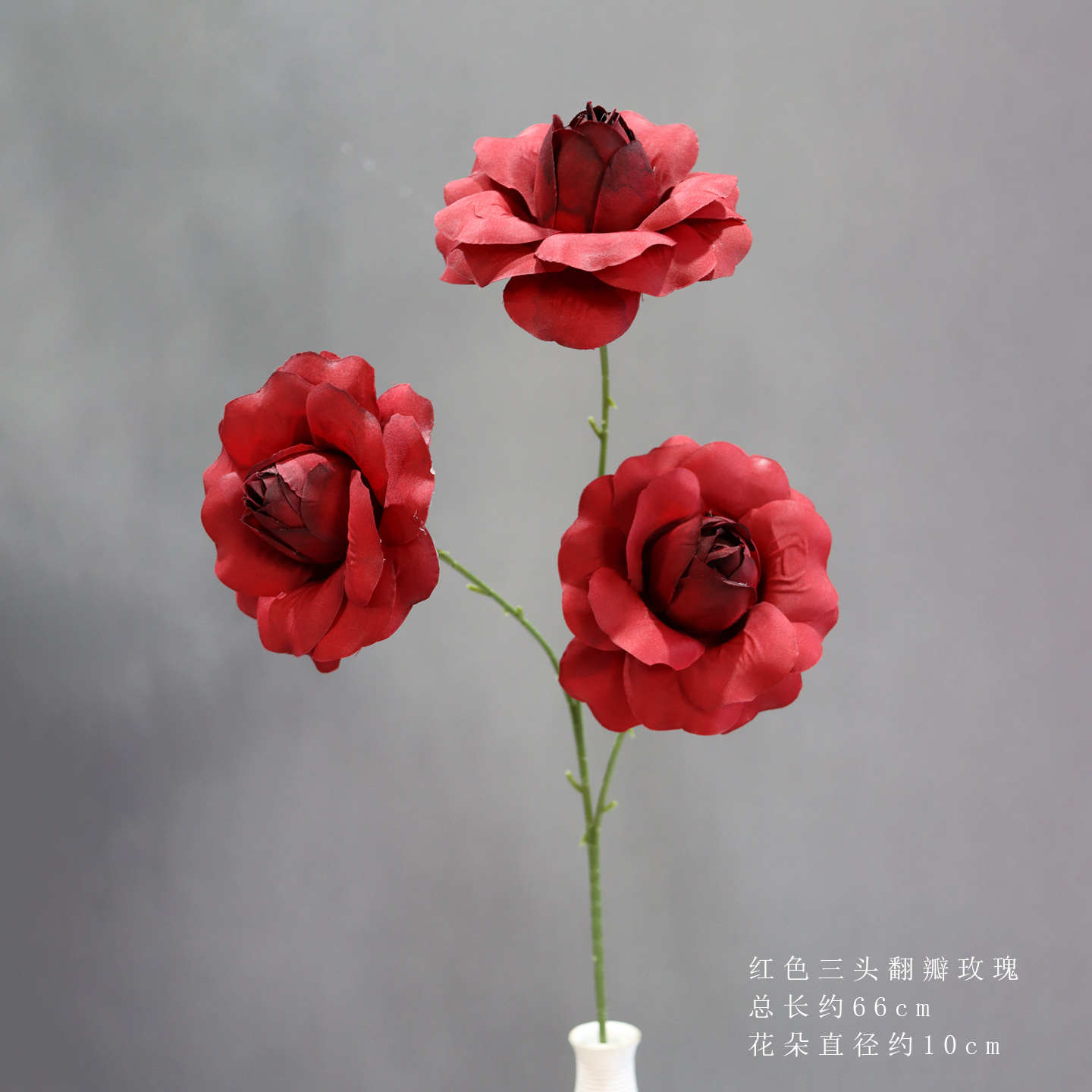 빨간색 세 갈래 뒤집개 장미 한 송이