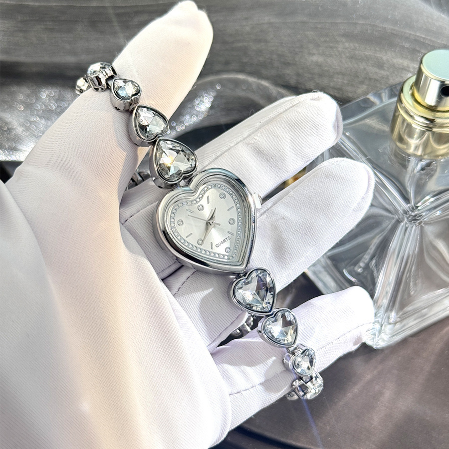 Cross-Border Popular New Round Love Jewelry Bracelet Watch Inlaid with Love-Shaped Zircon Bracelet Foreign Trade Women's Watch