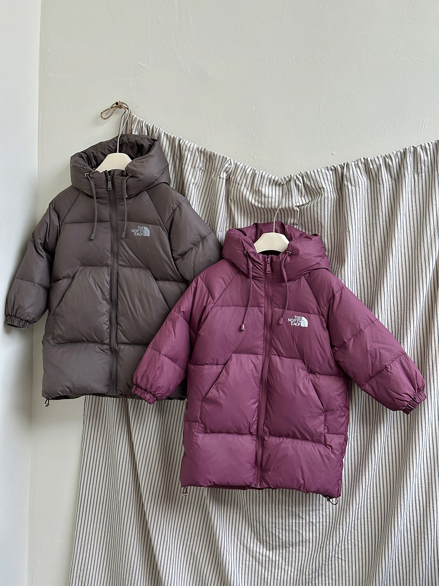 Chaqueta de plumón de terciopelo grueso de longitud media para niños y niñas, nueva colección de otoño e invierno, ropa infantil moderna y a la moda, abrigo a prueba de frío.