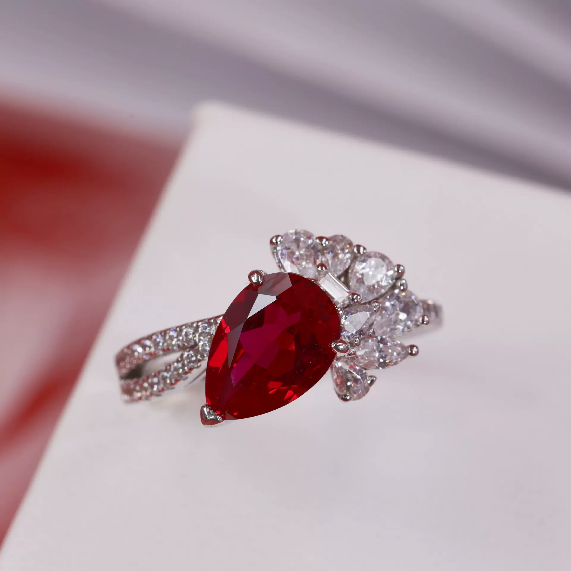 2.8ct培育红宝石鸽血红戒指S925银高级优雅复古气质水滴梨形气质