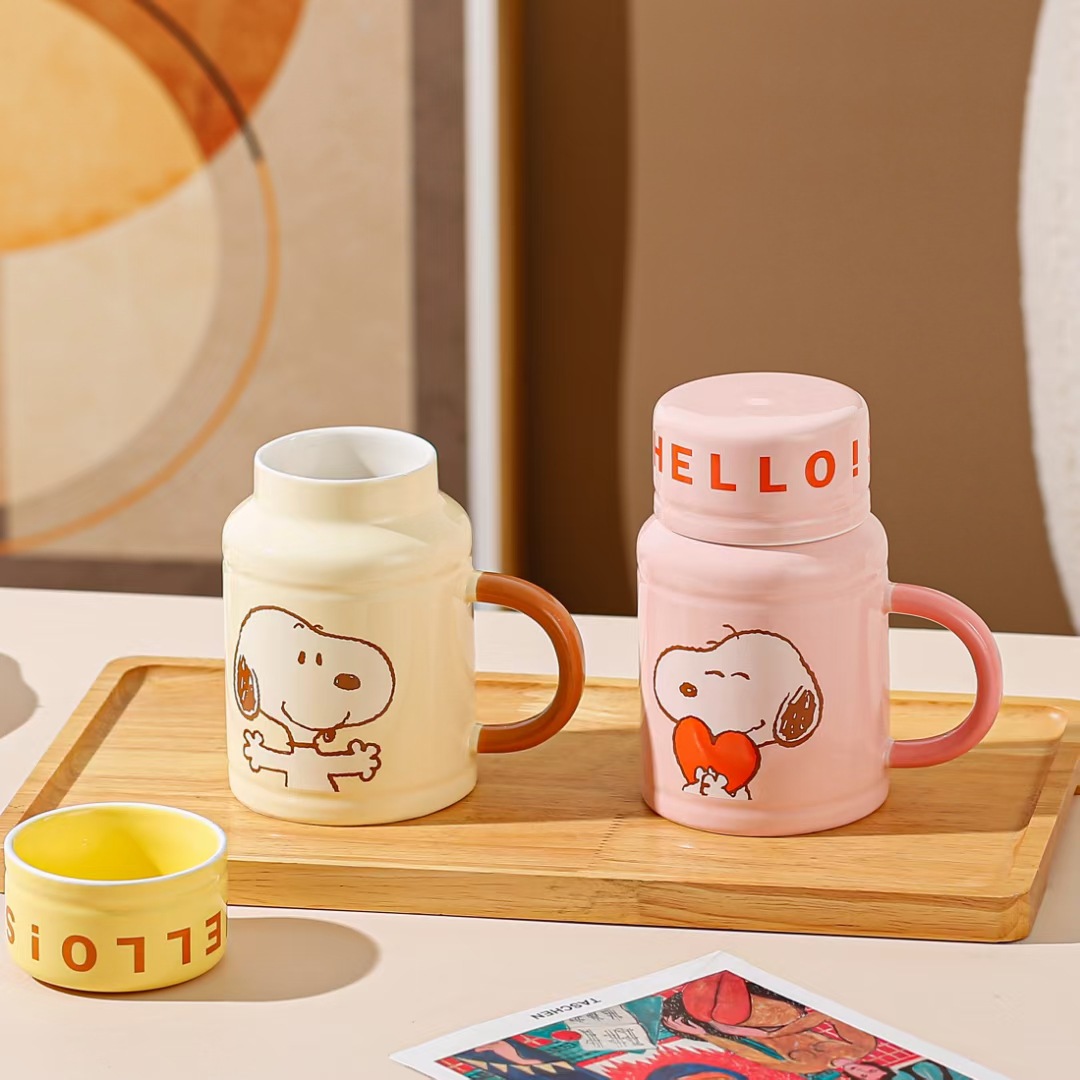 Auténtica licencia Snoopy cerámica taza pequeña fresca de dibujos animados con tapa de taza de hervidor de agua acompañante de regalo taza de alto valor de cara