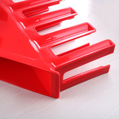 Coffee and milk tea shop takes plastic paper cups and puts disposable cup divider into one-piece take-out cup holder