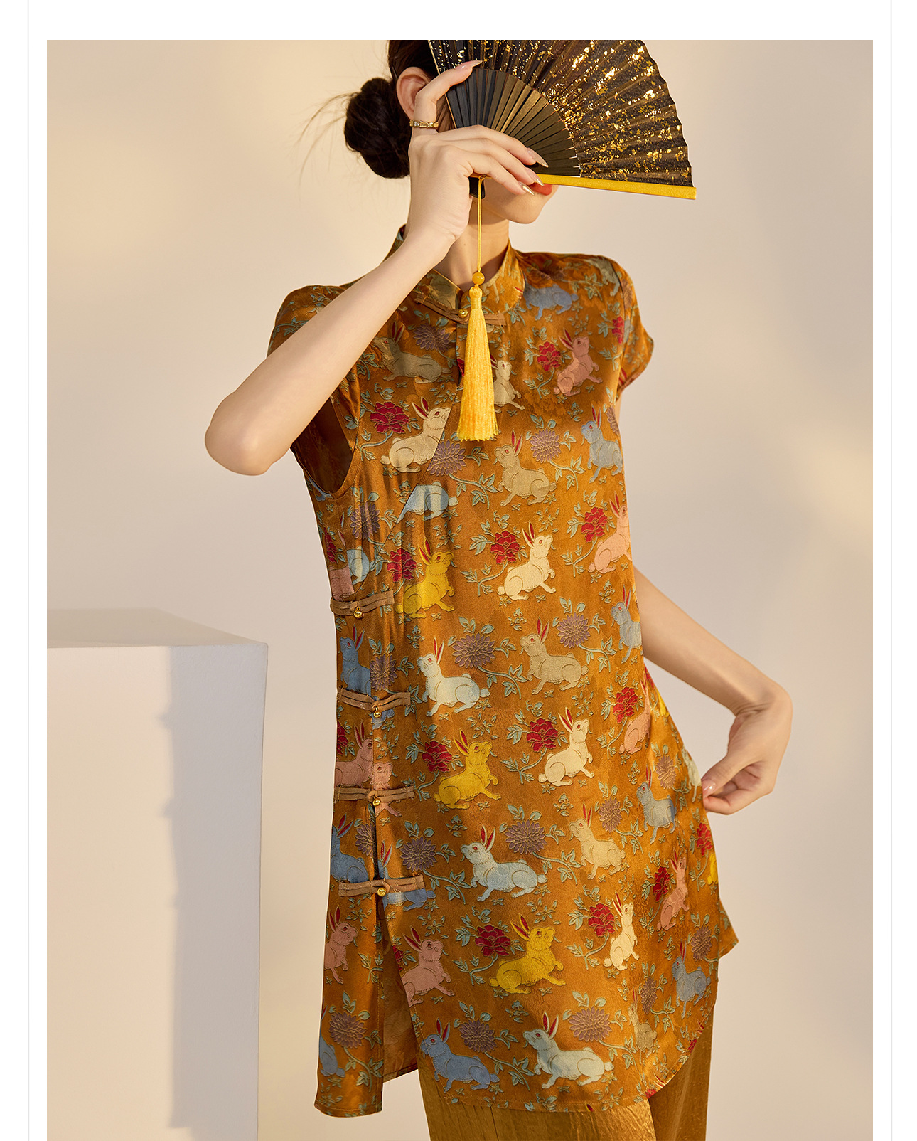 Đầm suông midi chữ A vải rayon thêu hoa cách tân cổ điển Trung Quốc — Màu đỏ san hô, Màu caramel chi tiết 28