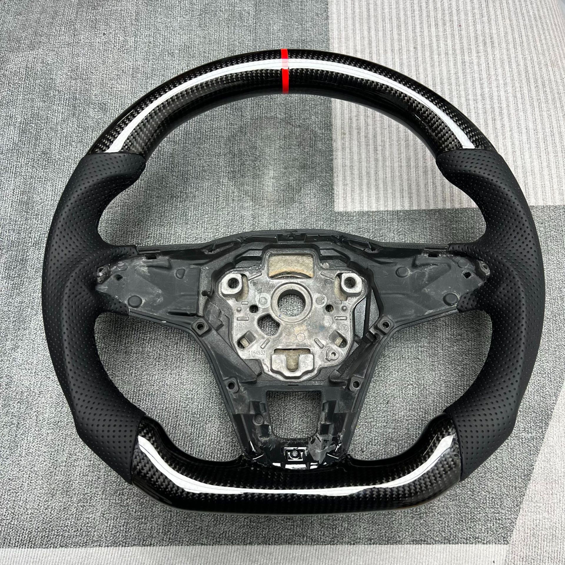 Factory customized carbon fiber steering wheel processing is suitable for Volkswagen Magotan/Sapat/Tuyue/Weilan/Polo