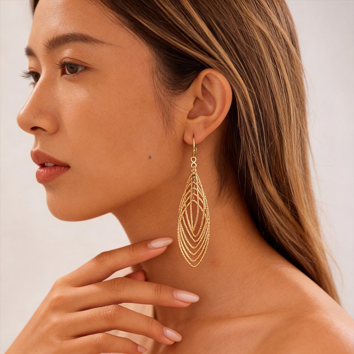 Europa y los Estados Unidos metal de zircón hueco oval gancho de orejas cruzadas personalidad transfronteriza nicho de moda alta sensación pendientes para mujeres