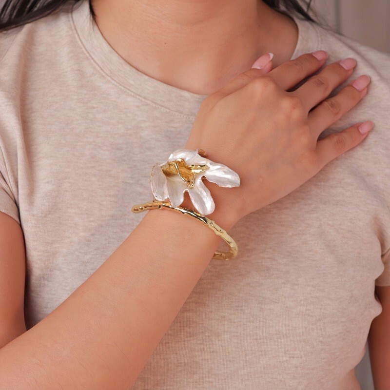 European and American style, exaggerated enamel gold and white color-block tulip flower bracelet, sweet, fashionable, and chic, a unique open-style bracelet for women European and American style, exaggerated enamel gold and white color-block tulip flower bracelet, sweet, fashionable, and chic, a unique open-style bracelet for women