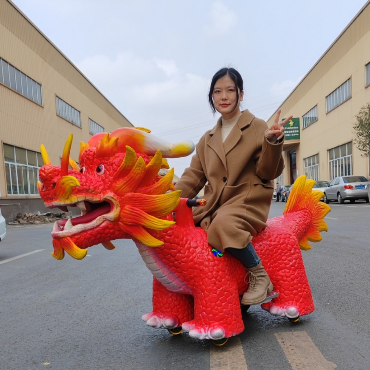 Dinosauro eléctrico para niños, equipo de juego cuadrado, carro de batería de dinosaurio, equipo de paseo para padres e hijos, carro de dinosaurio