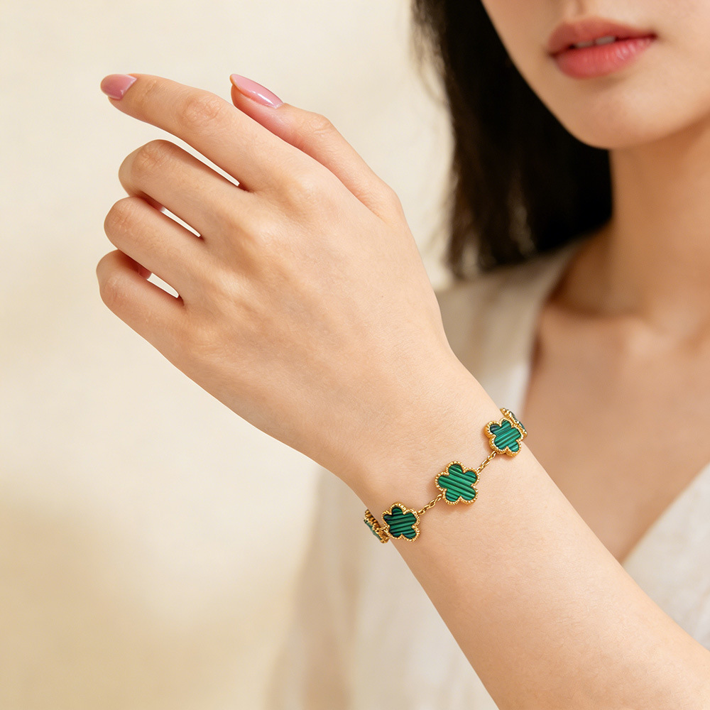 Sınır Ötesi Sıcak Satış 13MM Çift Taraflı Zincir Dört Yapraklı Yonca Beş Çiçekli Bileklik Moda Çok Yönlü Hafif Lüks İleri Seviye Altın Renkli Titanyum Çelik