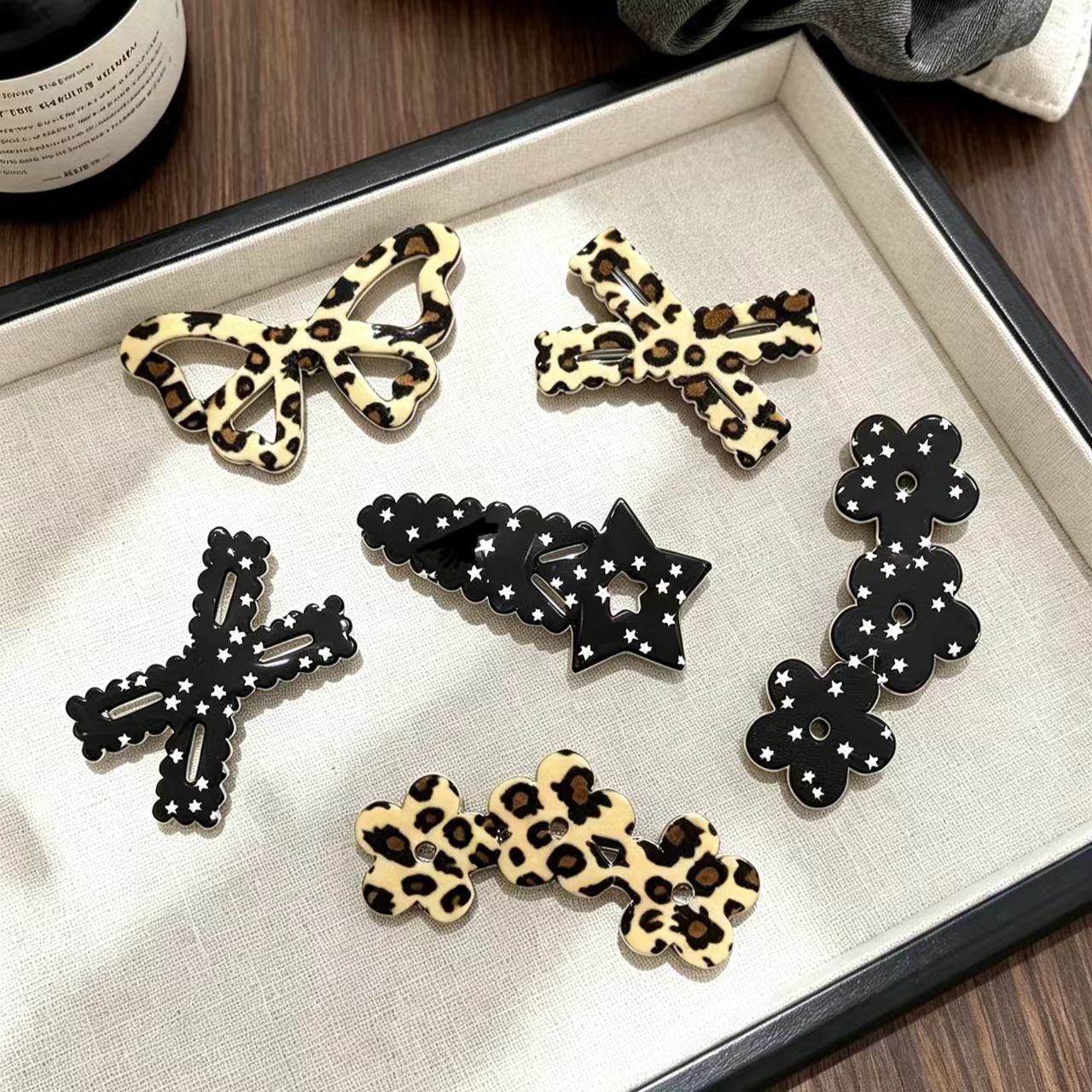 Korean-style star and leopard print plaid hair clip for bangs and stray hairs, seamless, high-quality, and stylish, perfect for girls to use while washing their face or applying makeup