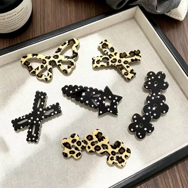 Korean-style star and leopard print plaid hair clip for bangs and stray hairs, seamless, high-quality, and stylish, perfect for girls to use while washing their face or applying makeup