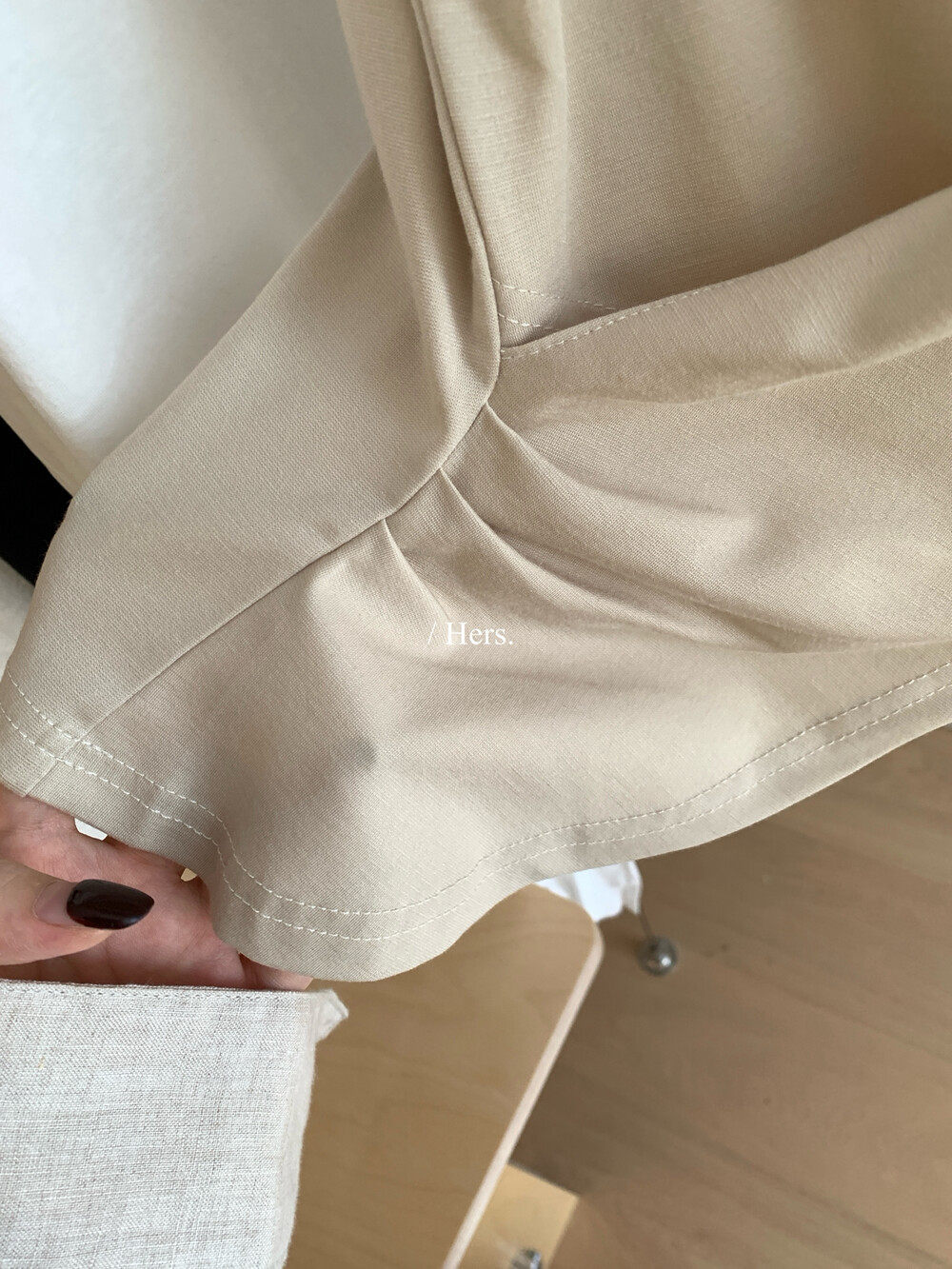 Áo thun nữ tay ngắn cổ tròn phong cách Hàn Quốc, thiết kế lưng xẻ khoét lệch — màu đen, Xám khói, trắng ngà, màu hồng chi tiết 15