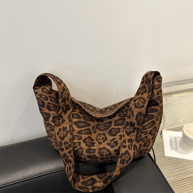 Bolsa de transporte de alta calidad 2024, invierno nuevo retro cuero suave leopardo bolsa casual versátil bolso de hombro inclinado