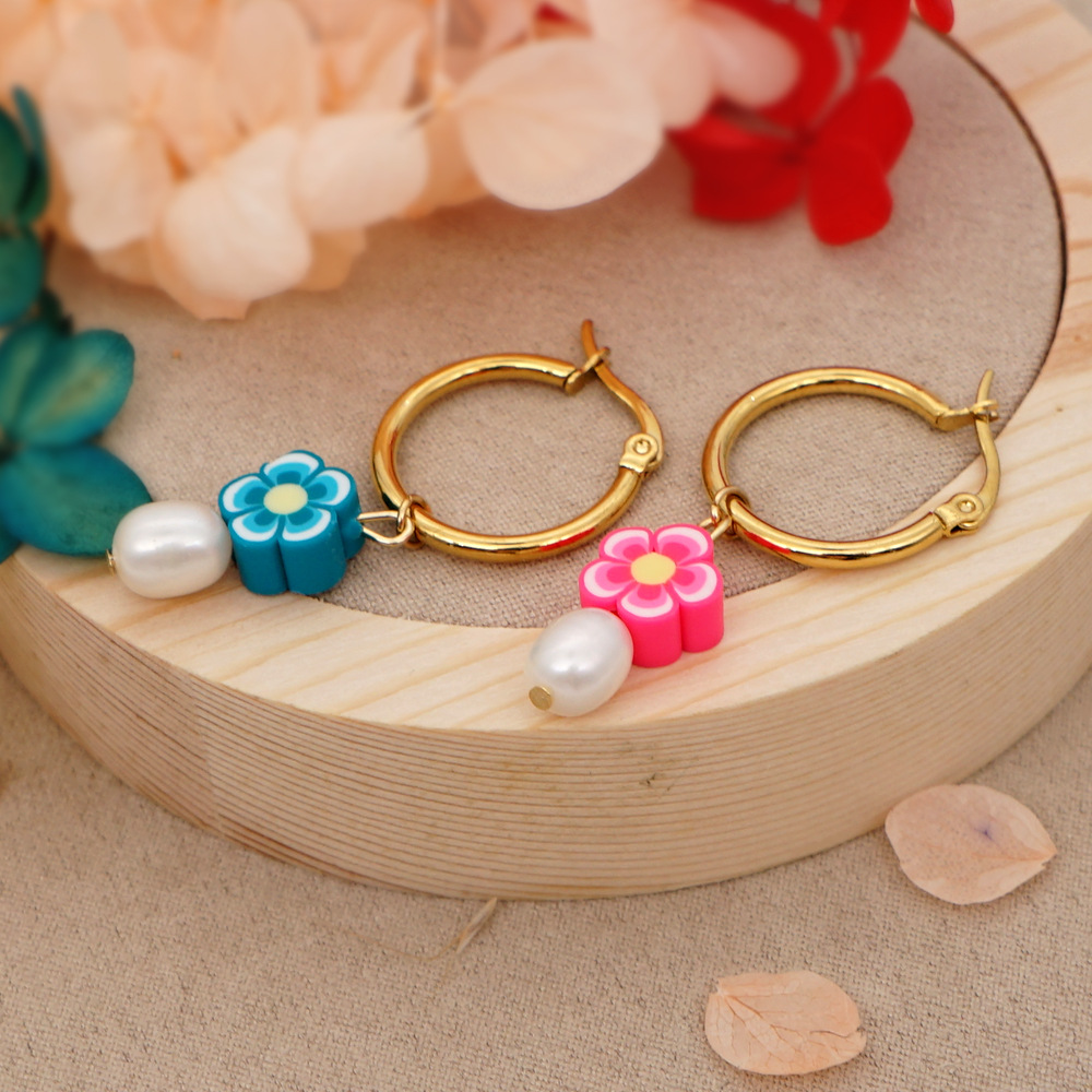 Wholesale Mixed Color Flower Pattern Pearl Stainless Steel Earrings Nihaojewelry display picture 2