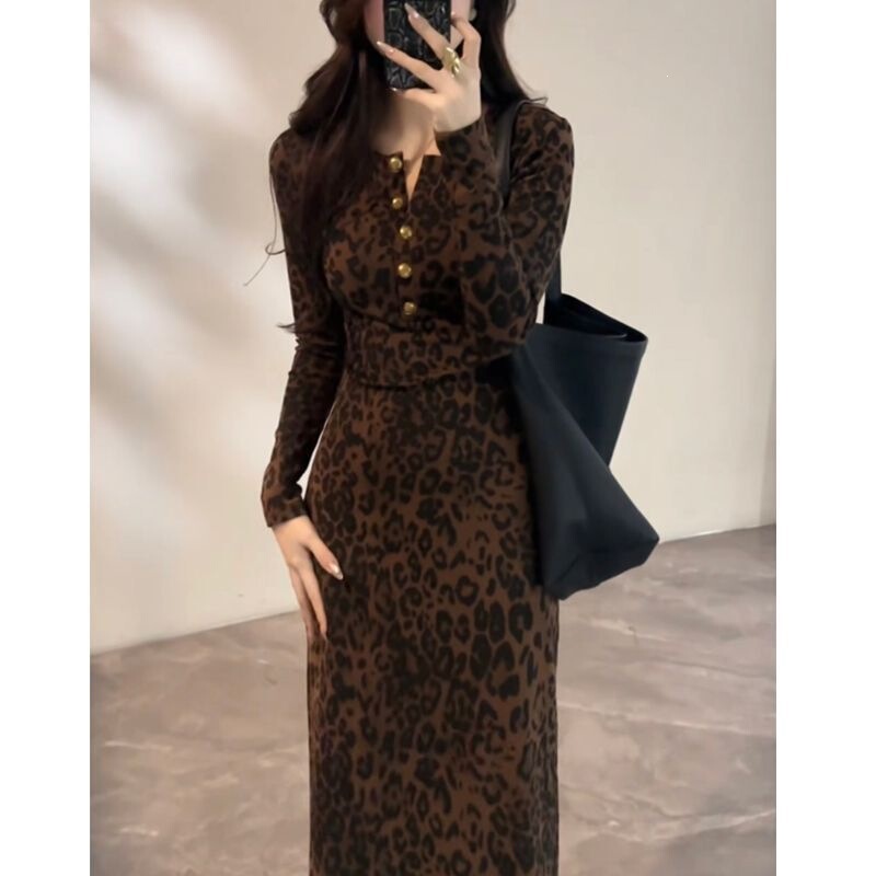 Leopard print retro slim-fit luxury long-sleeve dress with a sophisticated and cool vibe, waist-cinching design, slimming effect, buttoned elastic long skirt
