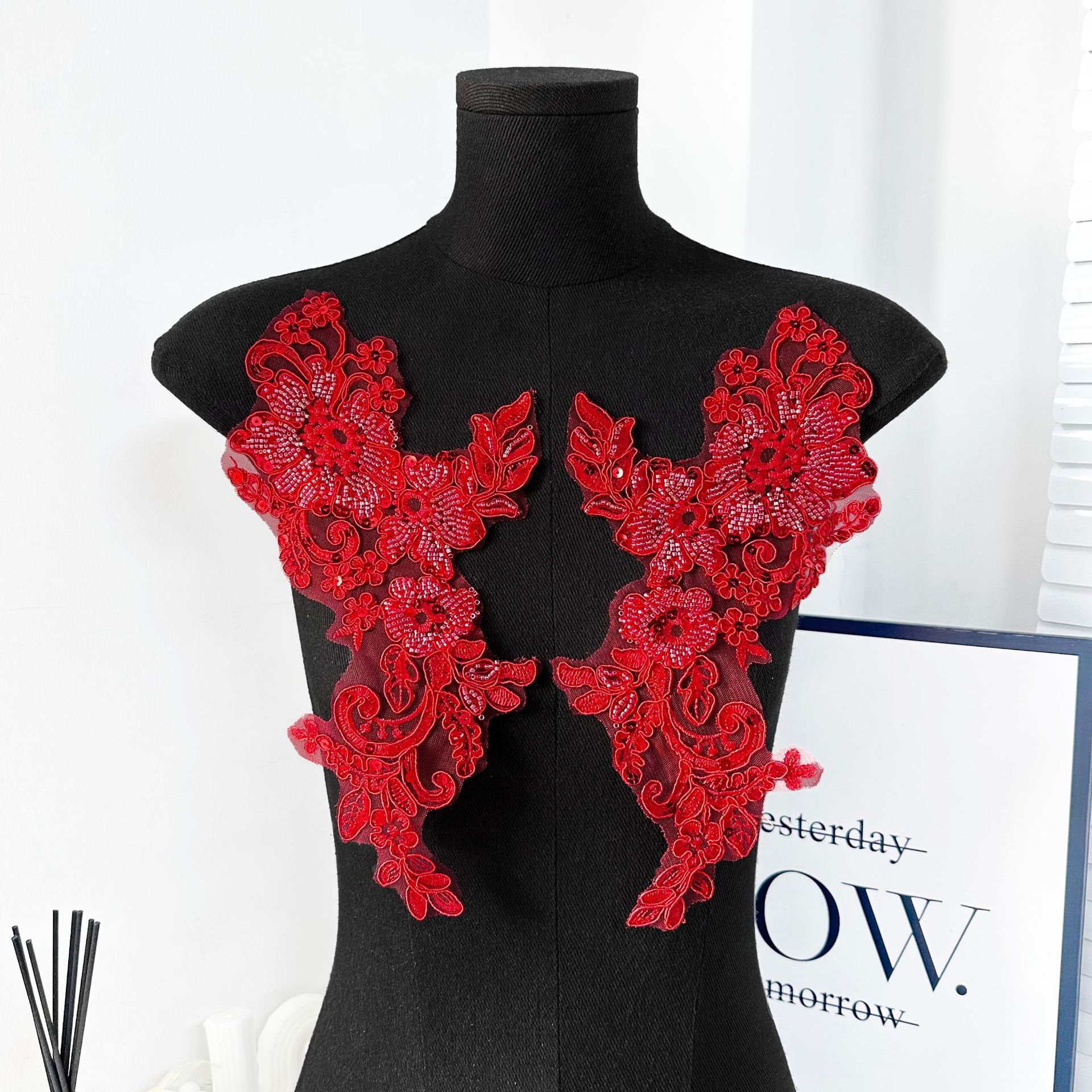 Explosiones fuera de línea en blanco y negro de lujo bordado encaje cuentas de exportación encaje hueco vestido de boda con flores accesorios velo