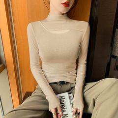 黒の半高襟の透かし彫りのtシャツの女性の秋冬のデザイン感の気質はスリムに見えます。
