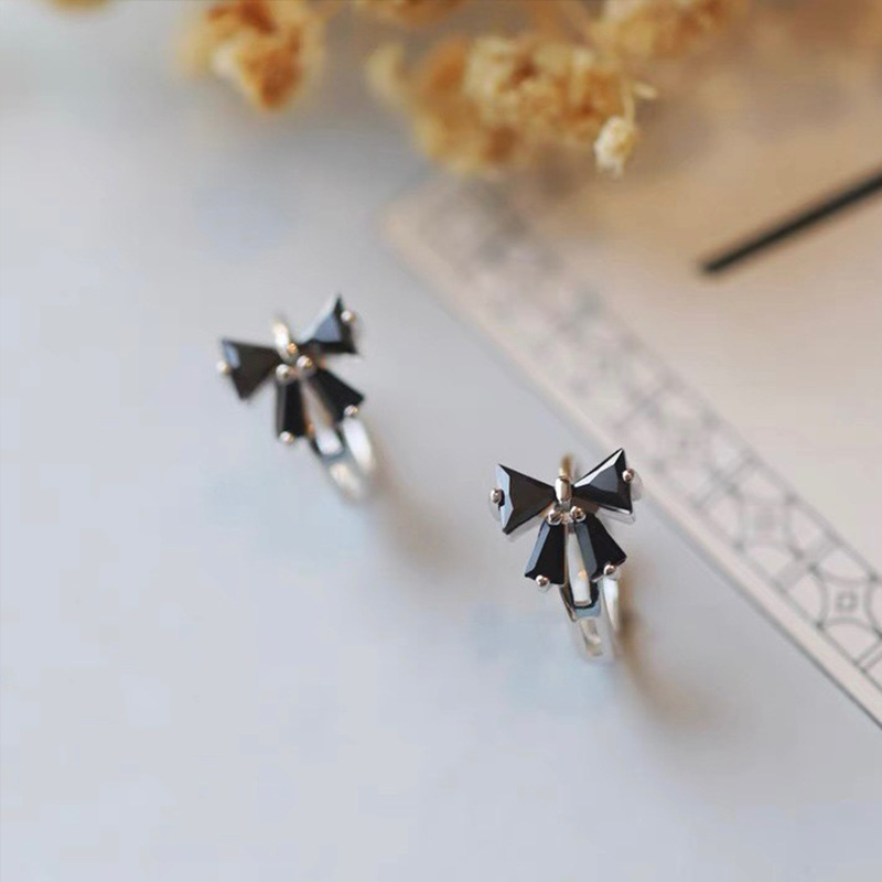 Estilo coreano negro arco pendientes ins nicho diseño Luz de lujo pendientes de plata elegante simple pendientes frescos