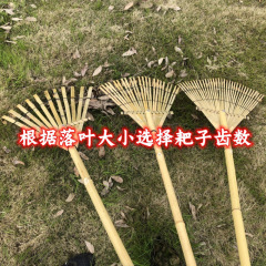 竹熊手、屋外芝生、落葉、田舎の昔ながらの園芸道具、大きな熊手、草をかき集める手作りの小さな竹ほうき