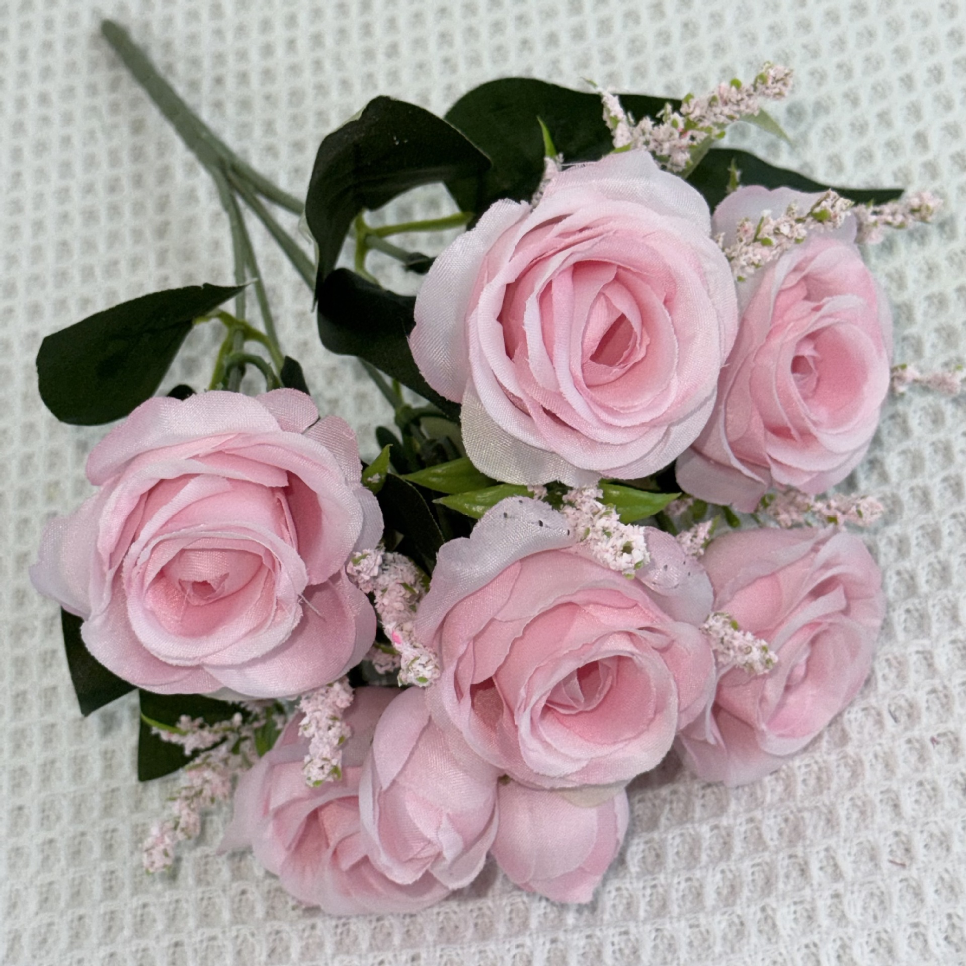 Comercio exterior transfronterizo al por mayor Manso de boda de Amazon Ramo de flores Rosas Sosteniendo explosiones transfronterizas Flores artificiales Flores artificiales Flores falsas