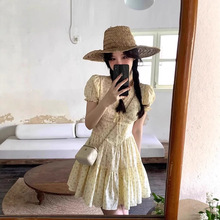 法式v领泡泡袖碎花连衣裙子女收腰气质小个子温柔风甜美短裙夏季